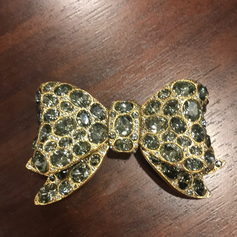 NWOT. Oscar de la renta belt buckle bejeweled bow.